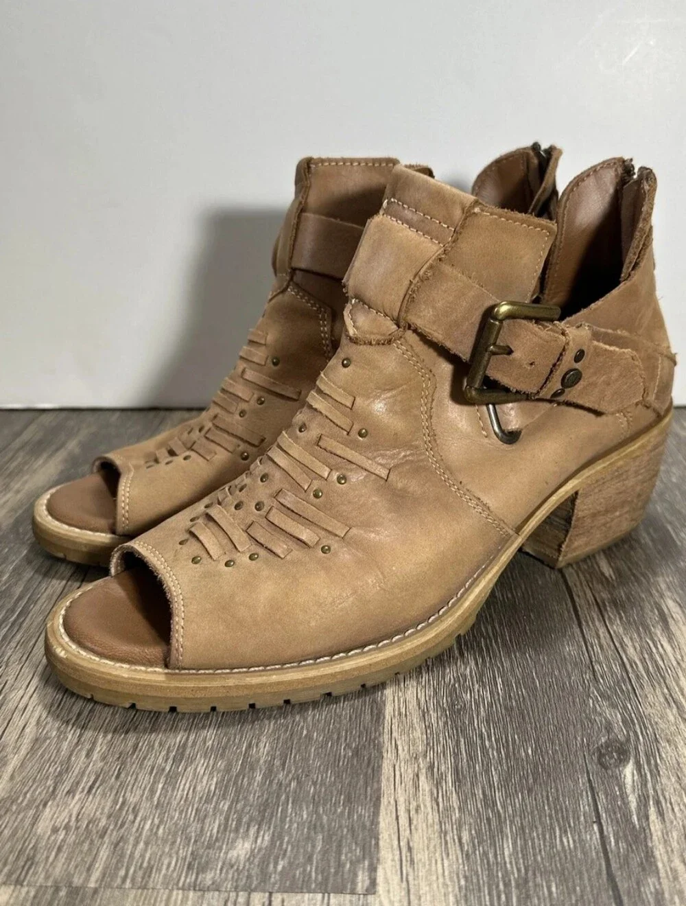 Caterpillar Cat Ankle Tan Leather Boot Buckled Strap and Cut-out Sz 8.5